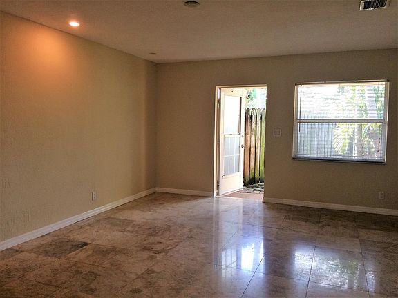 4th image of 736 NE 13th Ct Unit 20