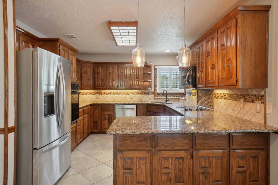 Rollingwood Dr-1804-018.jpg