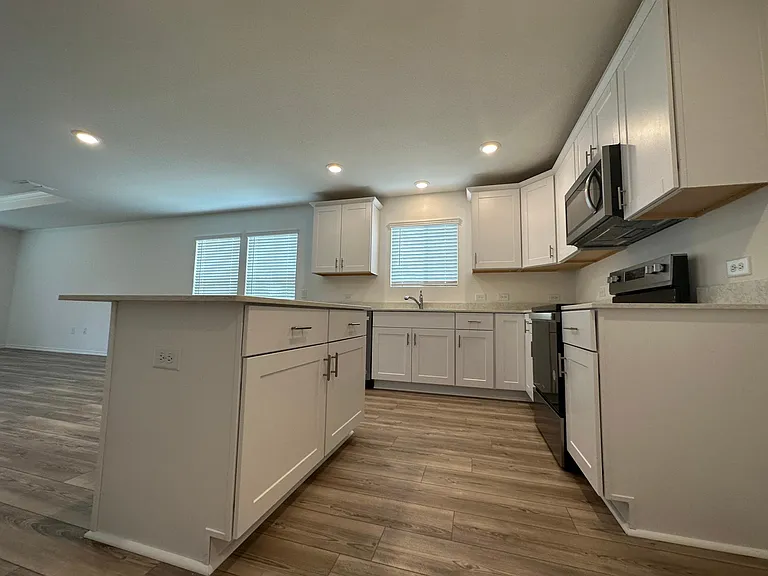 2533 Creekbend Dr — Photo 14