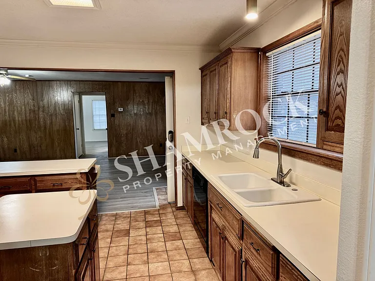 712 N Crooked Creek Rd — Photo 5