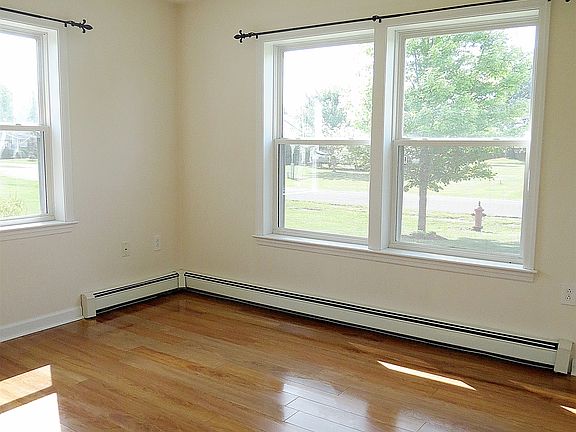 4th image of 24 Oak Dr