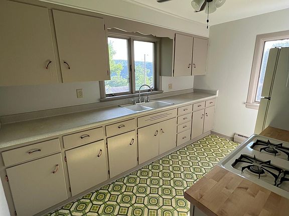 5th image of 209 Oak Grove St