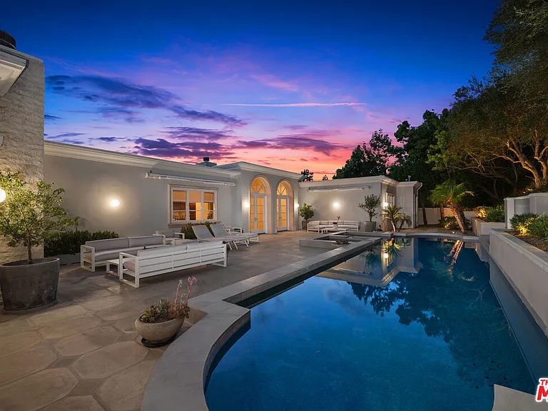 475 Martin Ln — Photo 8