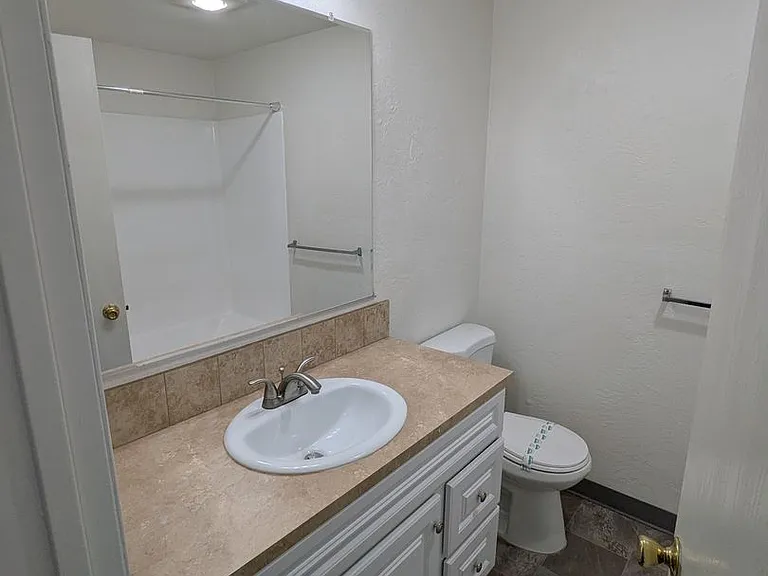 Apartment in West Salem near banks, shopping areas, bus lines, and downtown! ~ Colonial — Photo 75