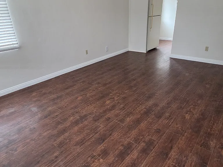 Livingroom towards kitchen