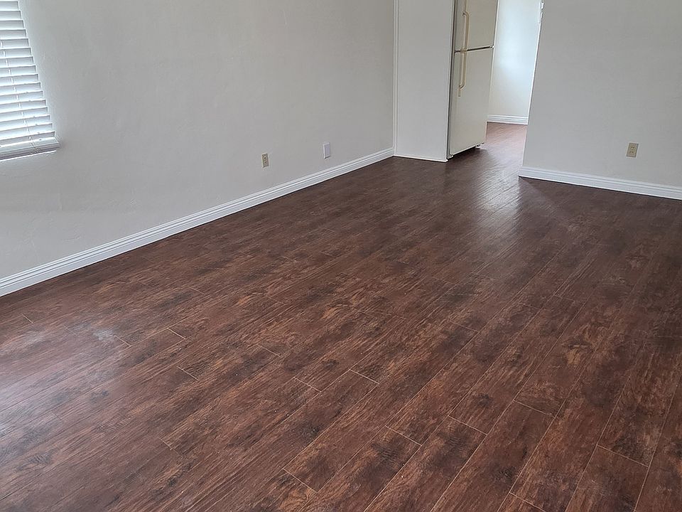 Livingroom towards kitchen