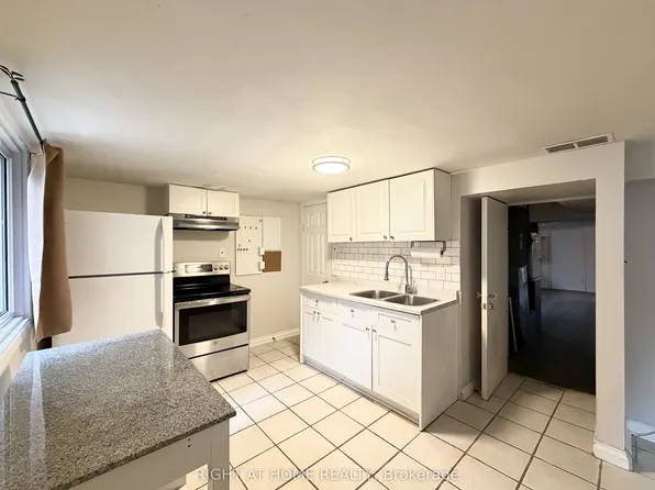 214 Greenwood Ave, Oshawa, ON L1J 1W6