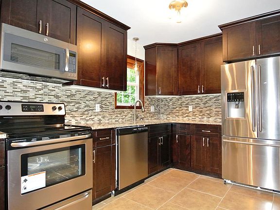 2nd image of 1703 Gordon Ln