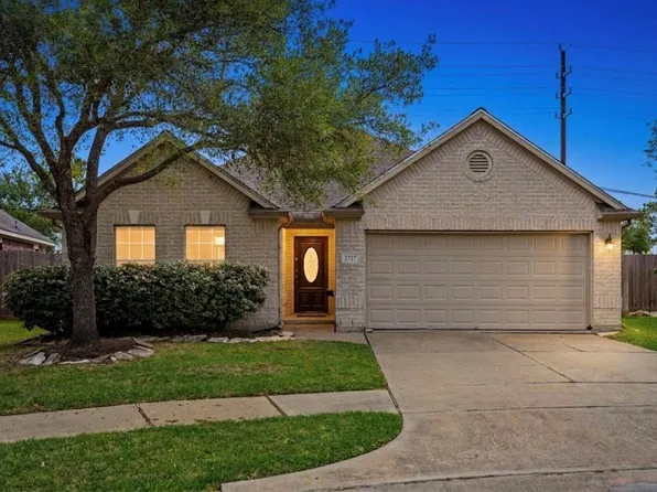 2727 Hidden Landing Dr, Pearland, TX 77584