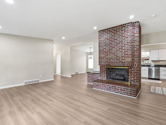 5th image of 9218 Oak Ct