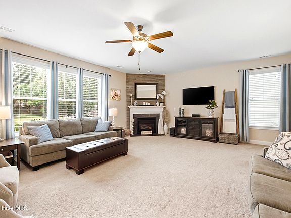 5th image of 422 Chablis Way