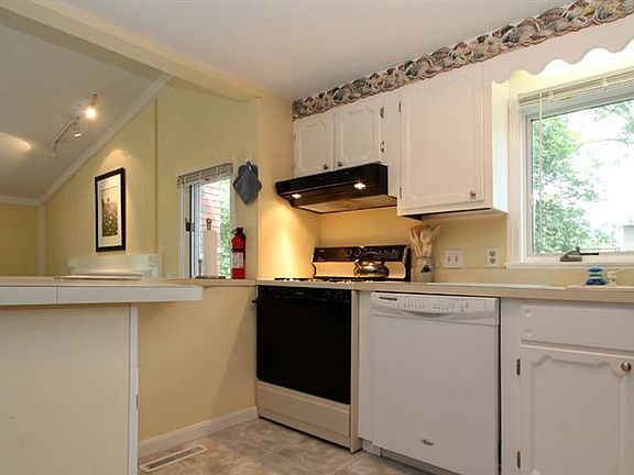 4th image of 57 Hawthorn St