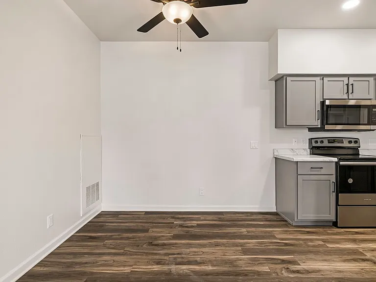 Sterling Oaks Luxury Apartments — Photo 22
