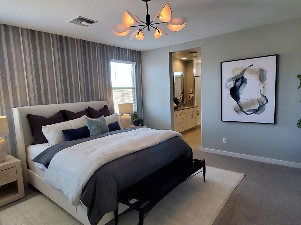 2nd image of 496 E DIAMOND Drive