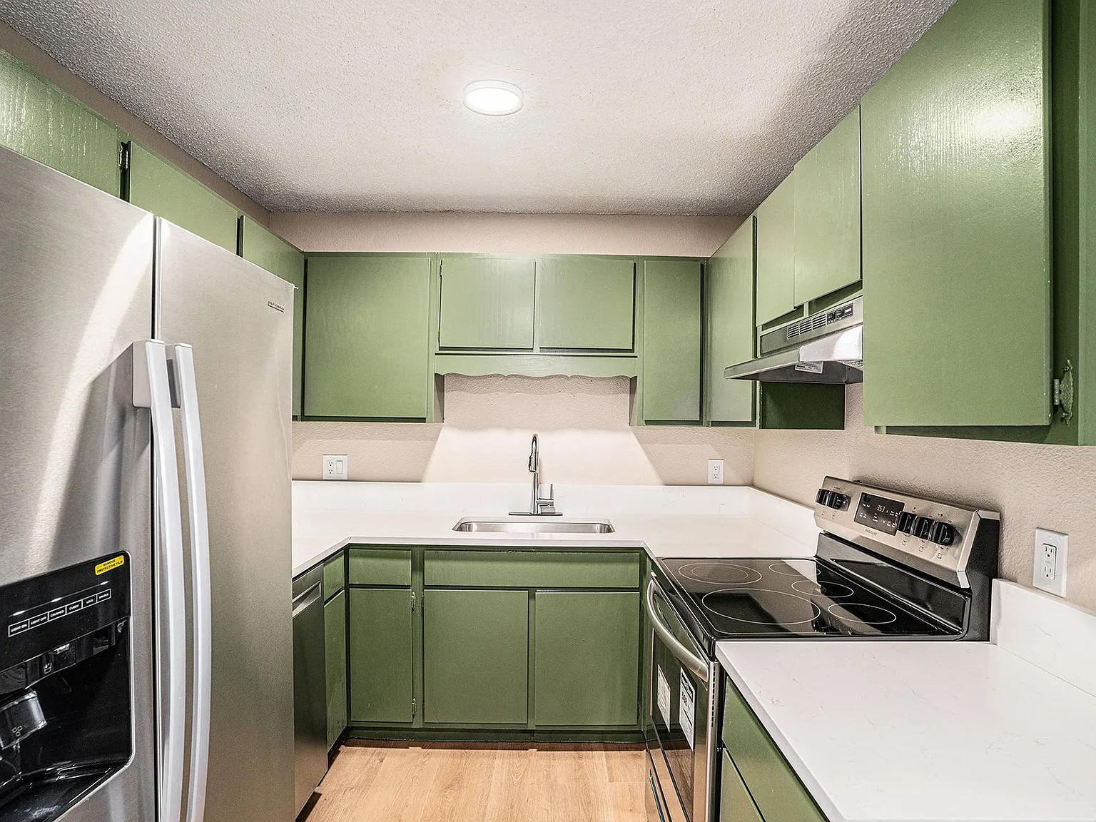 Fully Updated 2BD Condo — Photo 2