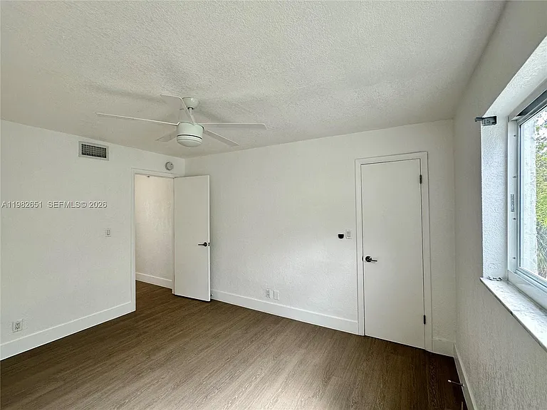 913 NE 17th St #8 — Photo 23