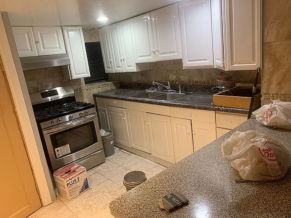 5th image of 5526 N Sawyer Ave #Basement