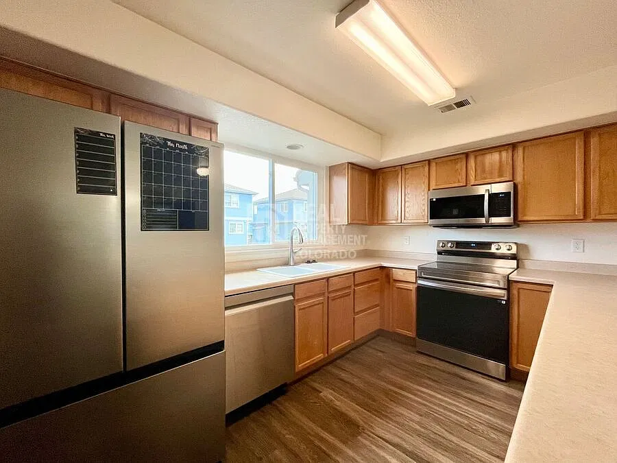 Bright & Spacious 3-Bedroom Townhome in Jasmine Estates — Photo 4