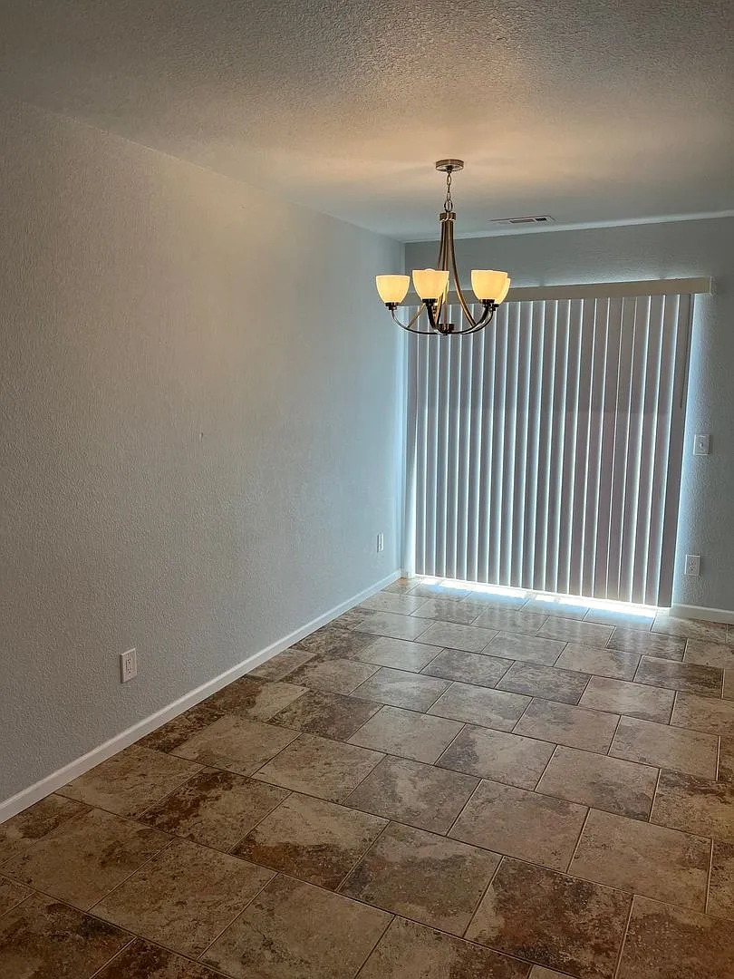 3 Bedroom, 2 Bathroom Home - Located in the South Suburbs! — Photo 3
