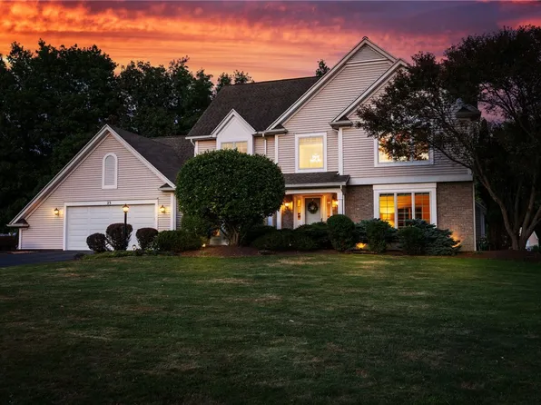 23 Saybrooke Dr, Penfield, NY 14526