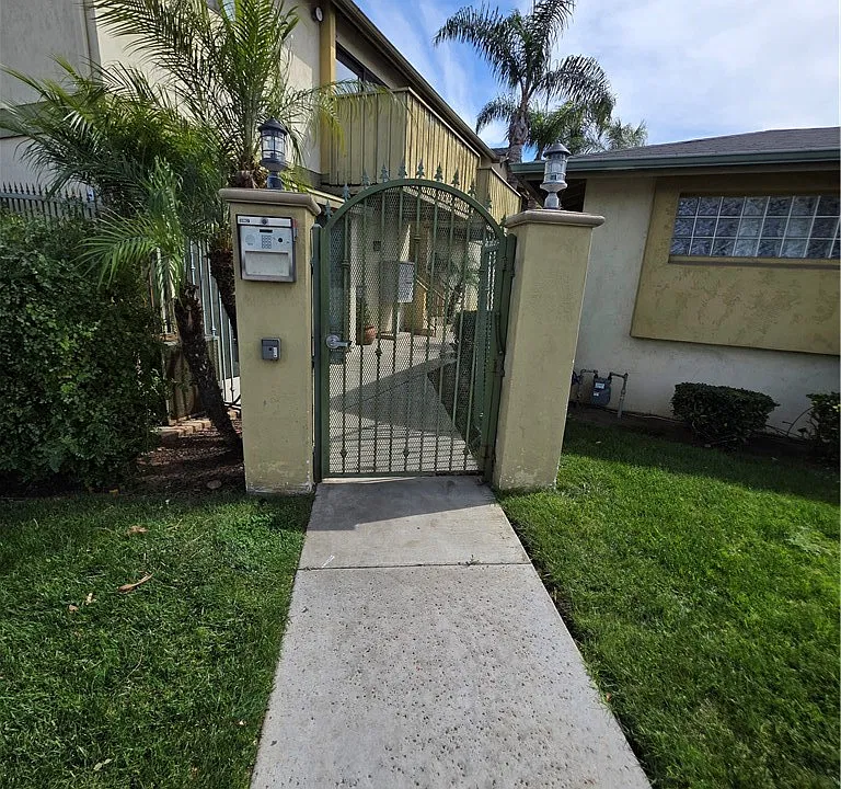 201 Twin Oaks Ave #2