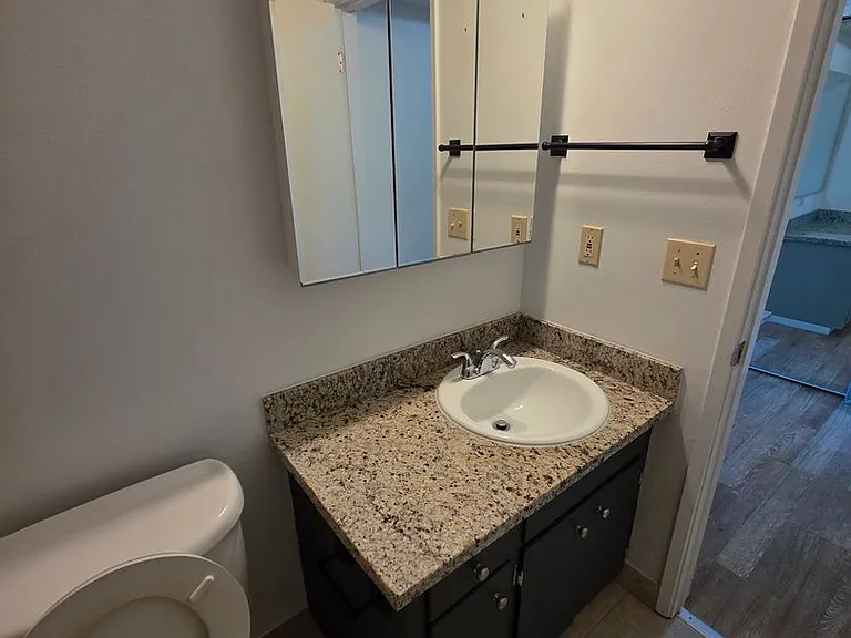 4047 Hamilton Ave #F7 — Photo 10