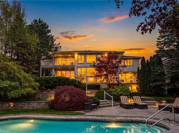 2 Anslow Ct, Hamilton, ON L9H 6Z2