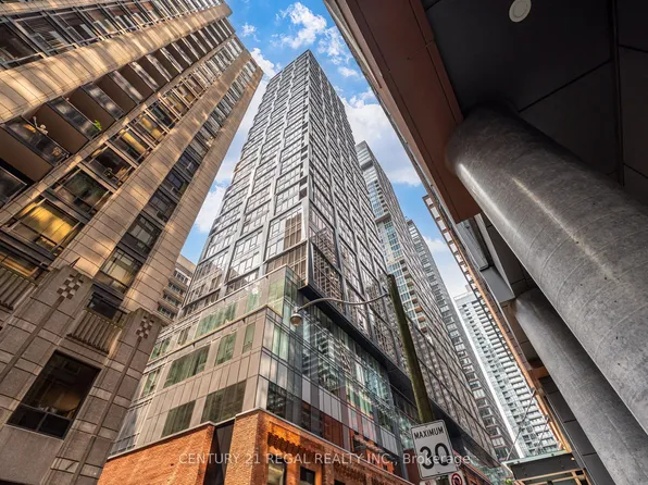 15 Mercer St #2204, Toronto, ON M5V 0T8