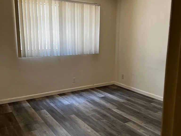 1730 Barry Ave — Photo 8
