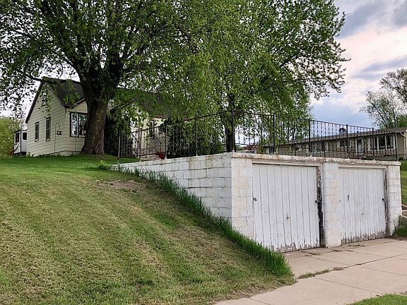 2nd image of 410 E 7th St