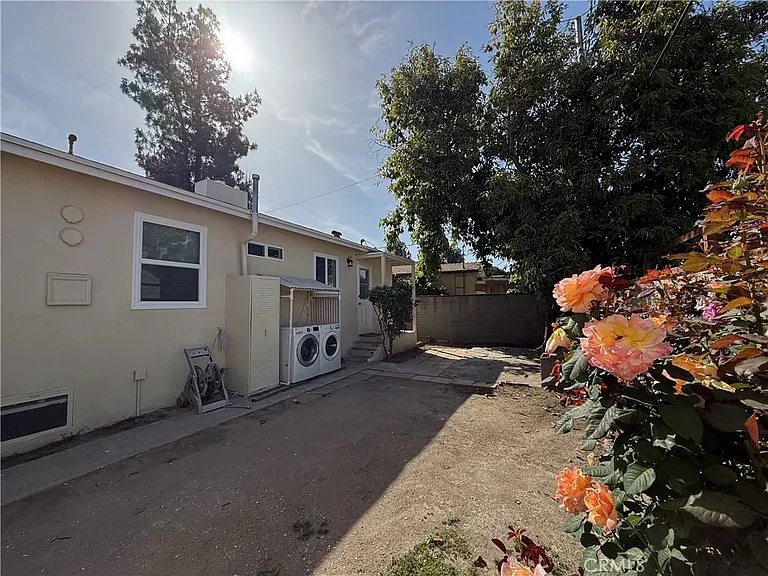 549 N Niagara St — Photo 16