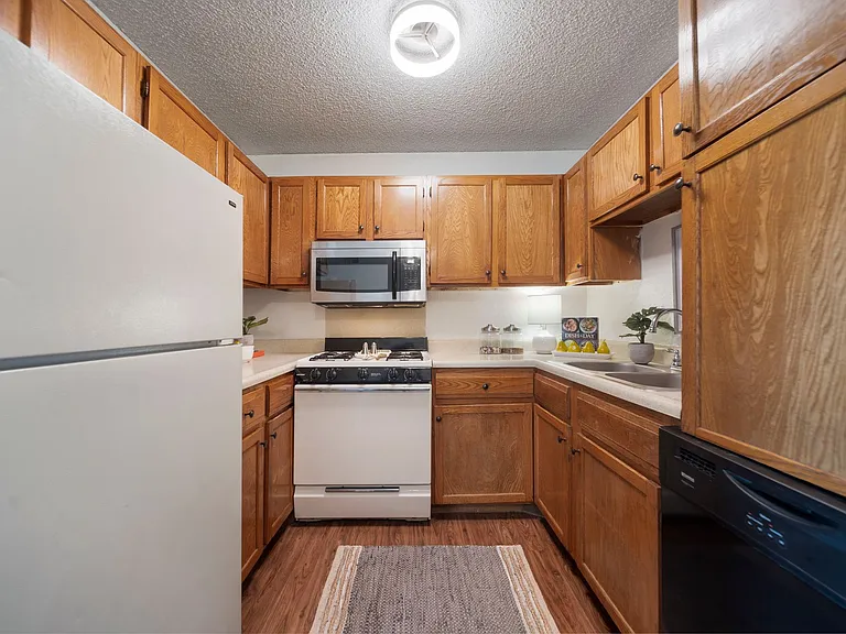 Brookwood on 86th - Move-In Today and Receive a $500 Visa Gift Card! — Photo 16