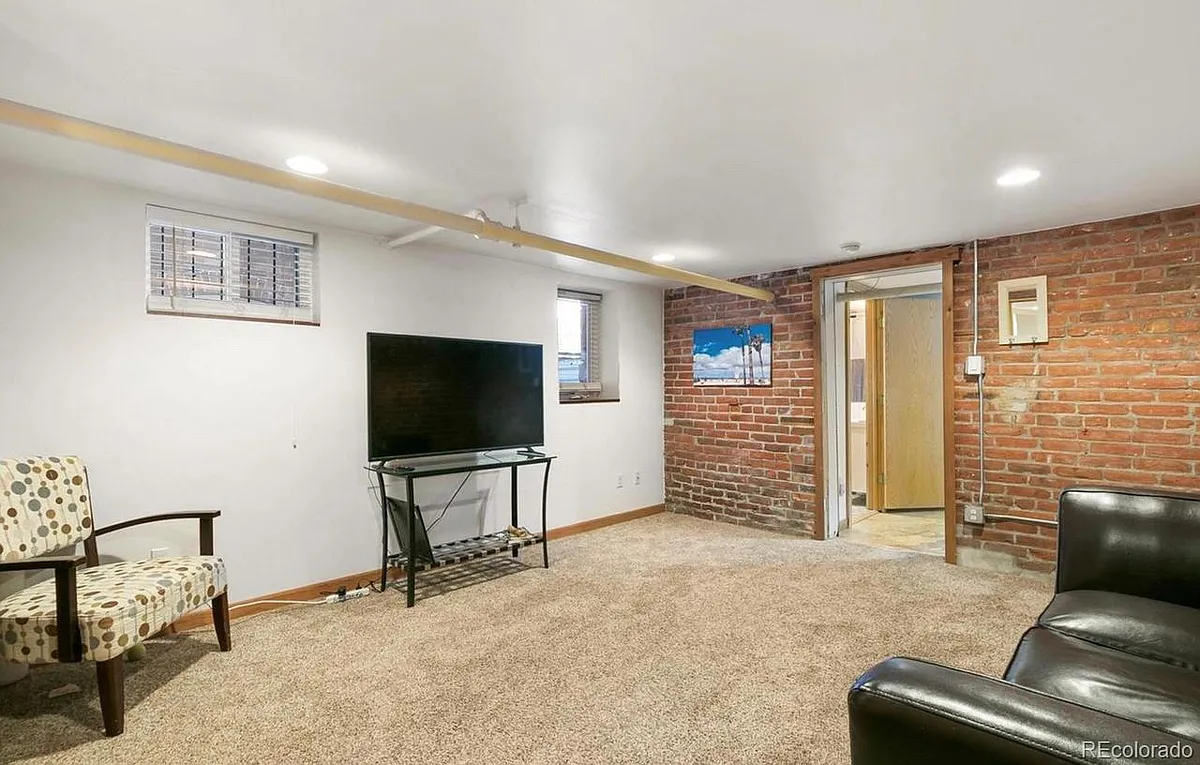 Building Photo - 1748 N High St #4