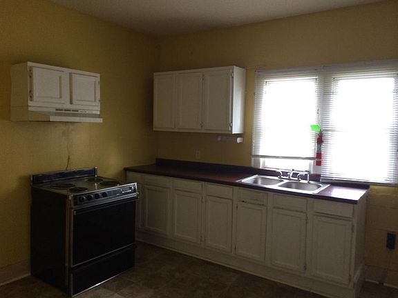 5th image of 828 W Emerald Ave