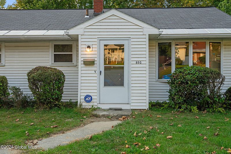 4th image of 893 9th Avenue