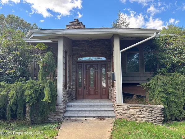 806 Nandy Dr, Kingston, PA 18704