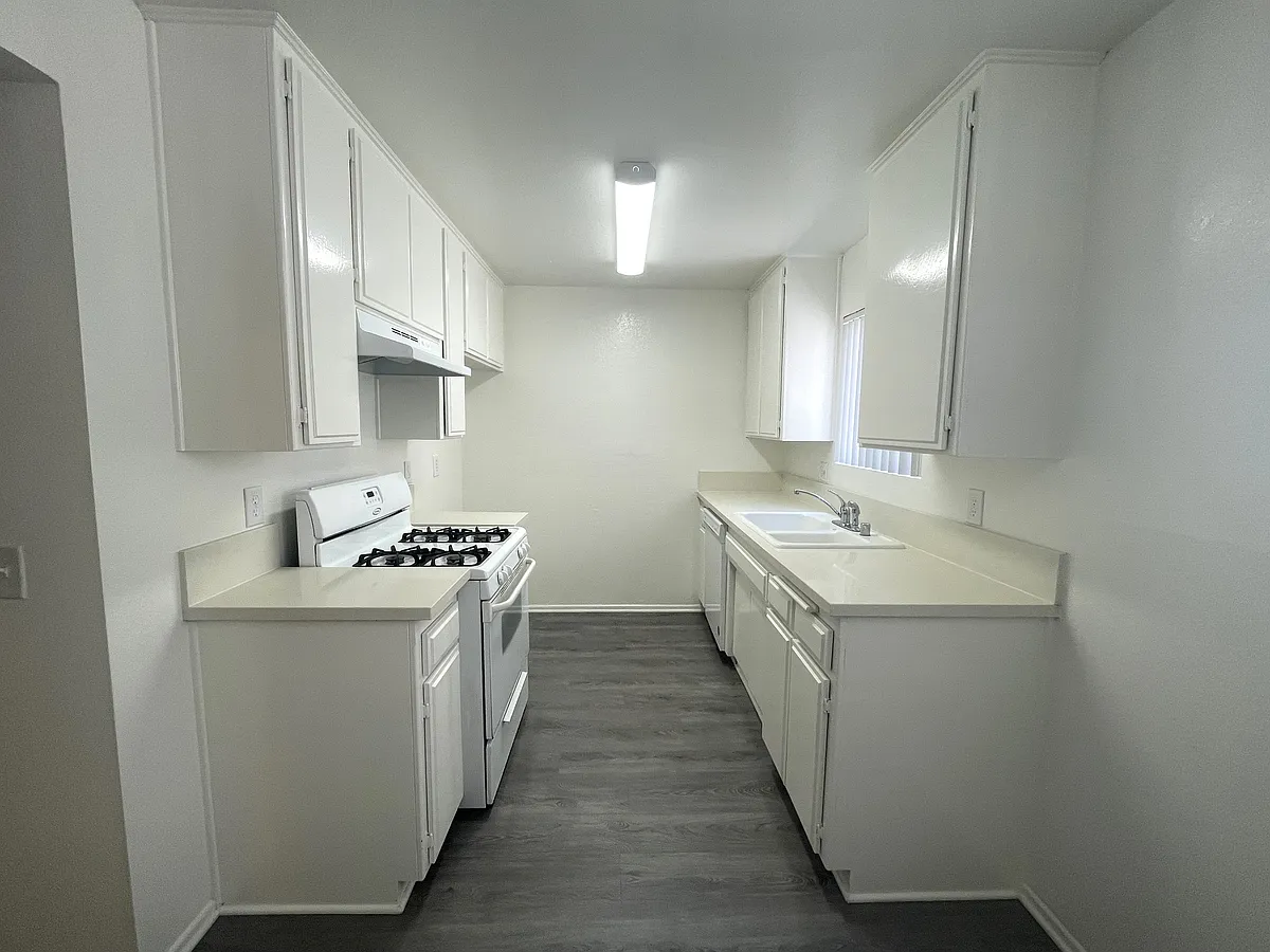 Building Photo - 10926 Huston St #105