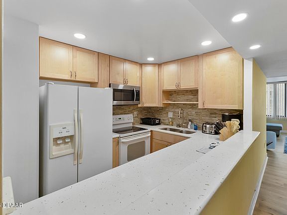 4th image of 3051 S Atlantic Ave APT 1004