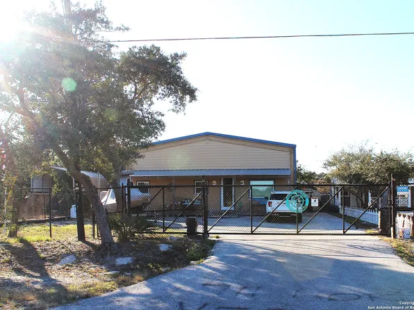 711 N VERNE, Rockport, TX 78382