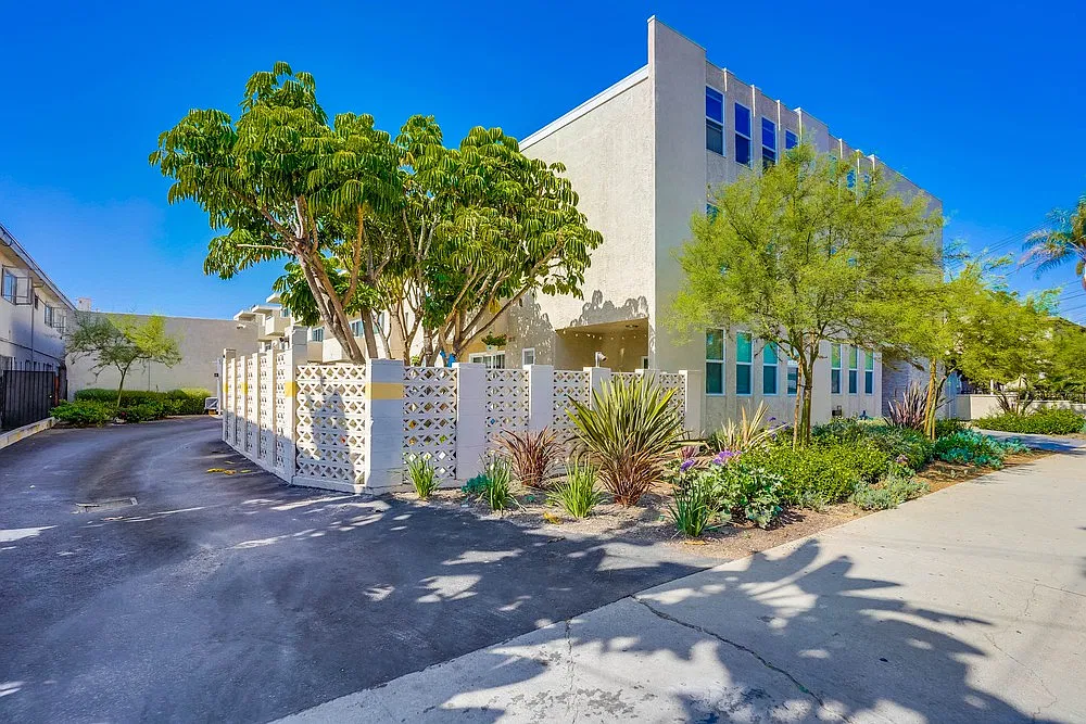 537 W Hyde Park Blvd — Photo 1