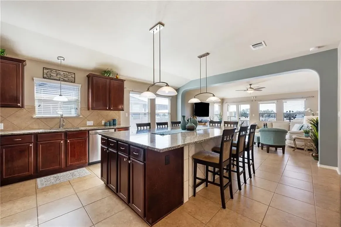 4 bed, 1938 sqft, $1,950 — Photo 4