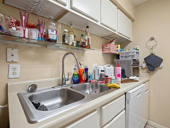 4th image of 501 W 26th St APT 304