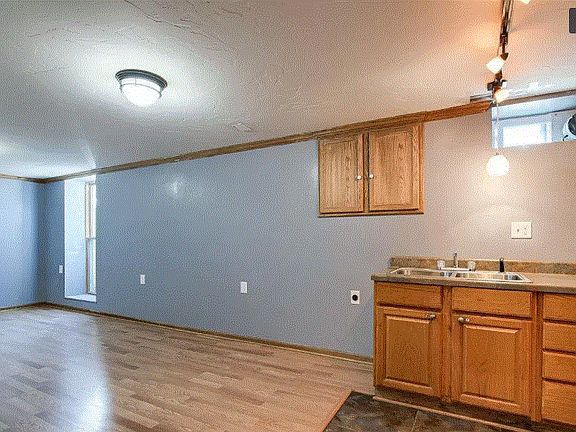 5th image of 923 S 24th St #2