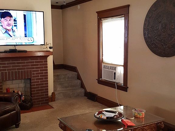 LR - SE gas fireplace, steps