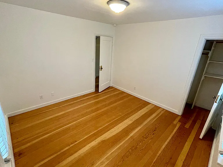 2425 Queen St — Photo 13