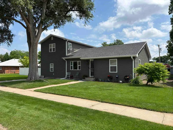 709 W 14th St, Cozad, NE 69130