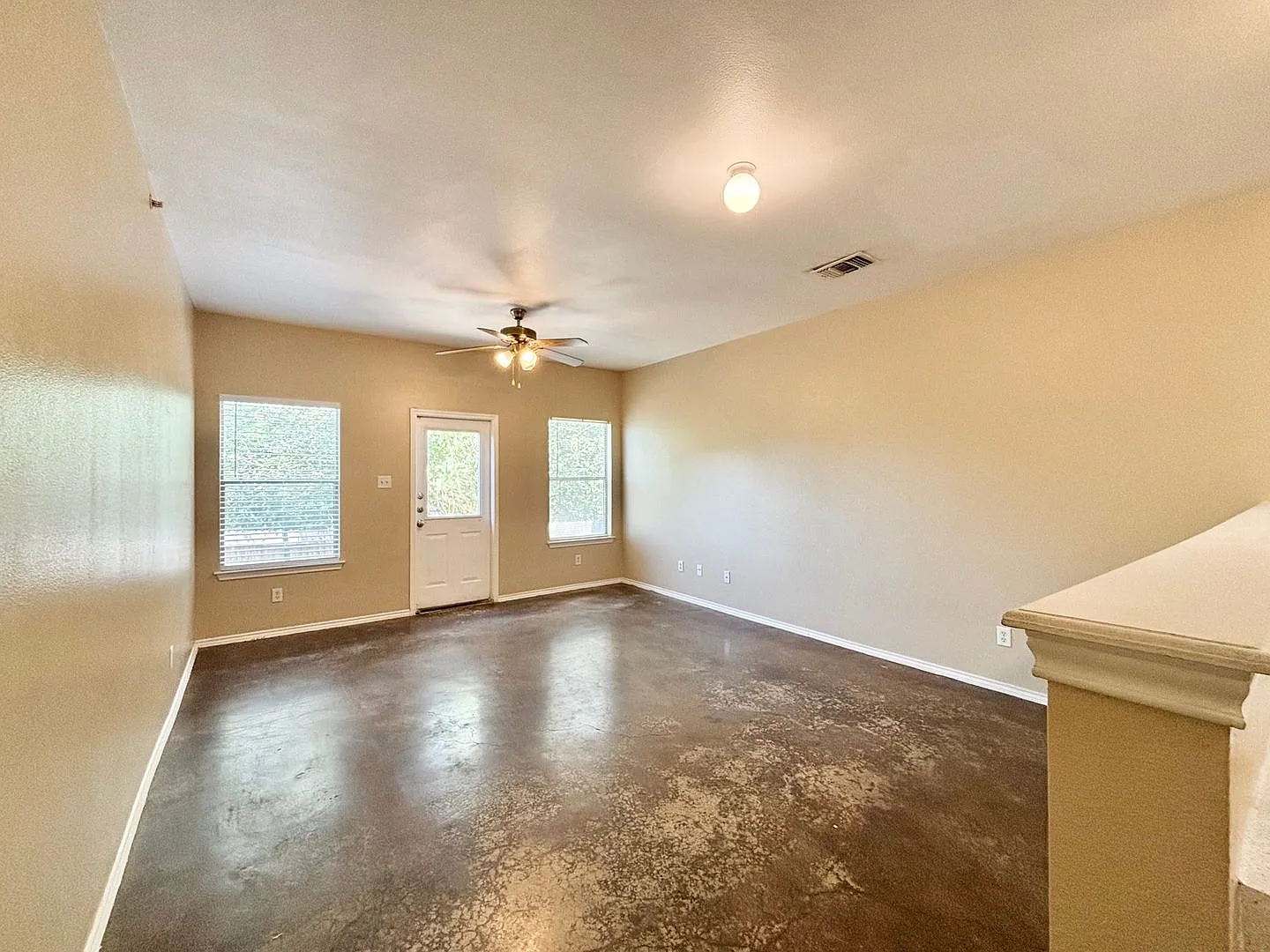 Conveniently located townhome! — Photo 3