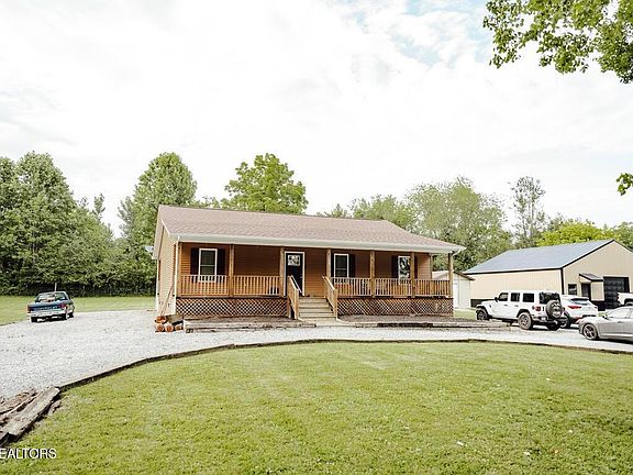 3rd image of 935 Pine Tree Rd