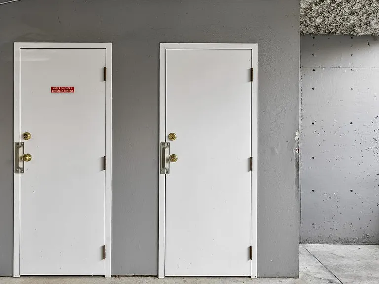 Storage unit (door on right-side)