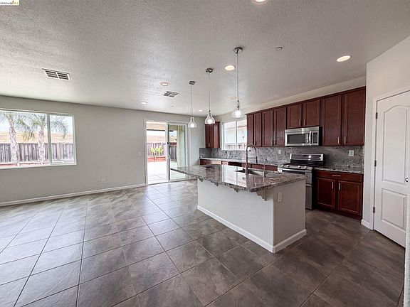 2nd image of 1519 Sycamore Dr